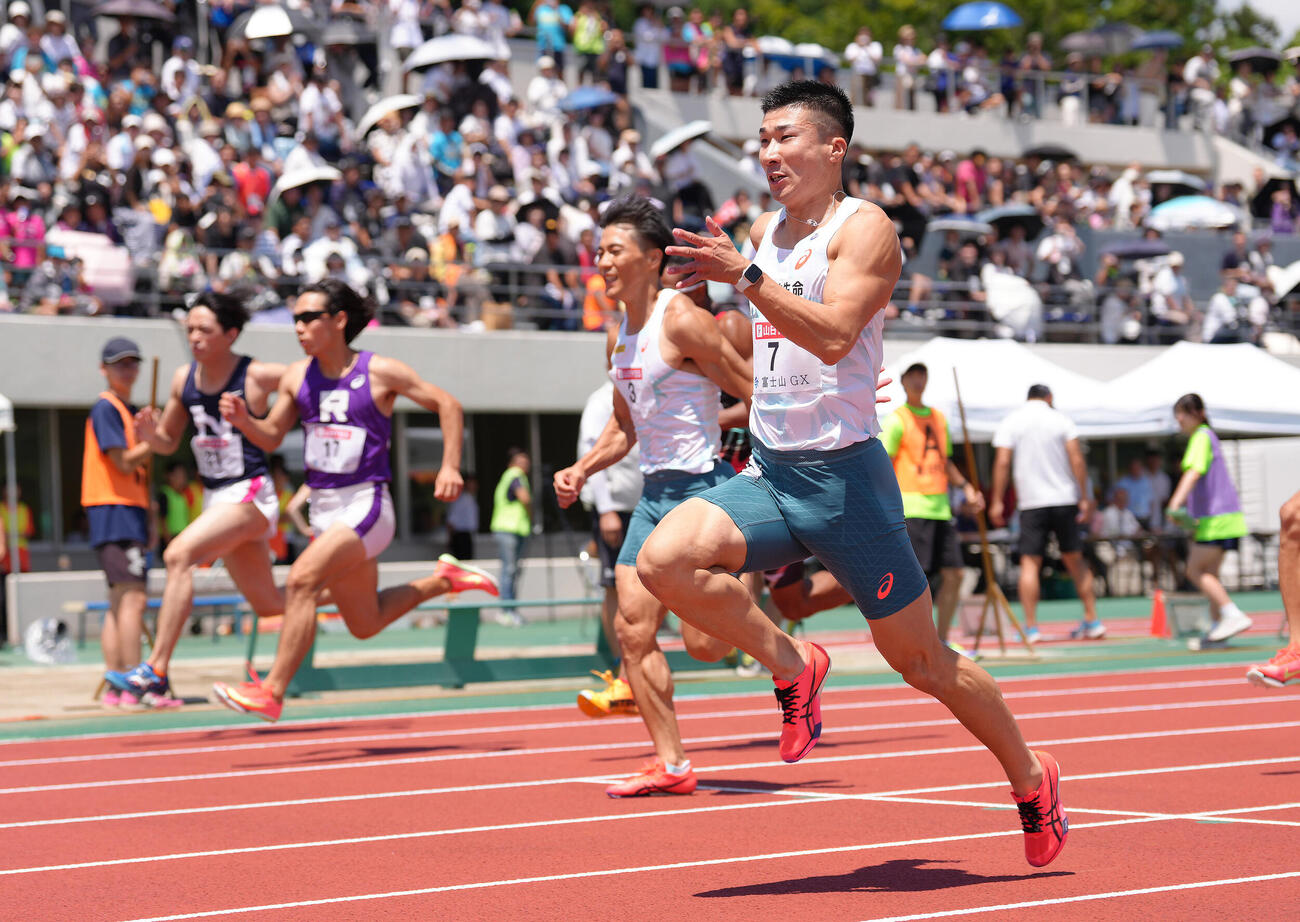 25年8月　陸上富士北麓ワールドトライアル2025　男子100メートル予選で9秒99をマークした桐生（手前）