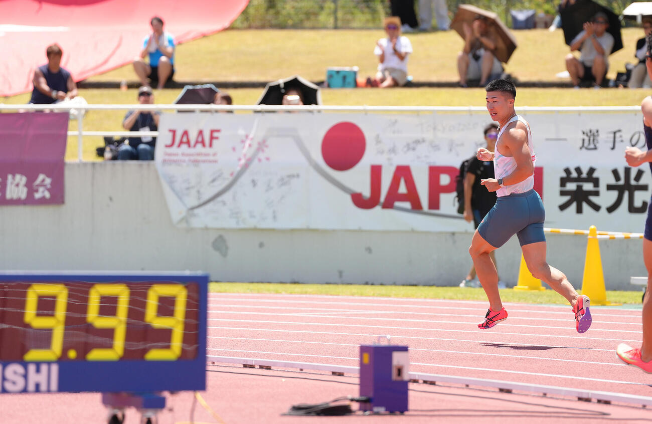 25年8月　男子100メートル予選で9秒99をマークした桐生（撮影・足立雅史）