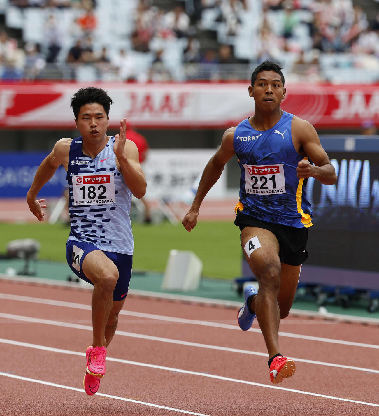 2023年6月、日本選手権の男子100メートル準決勝で力走するサニブラウン（右）と小池