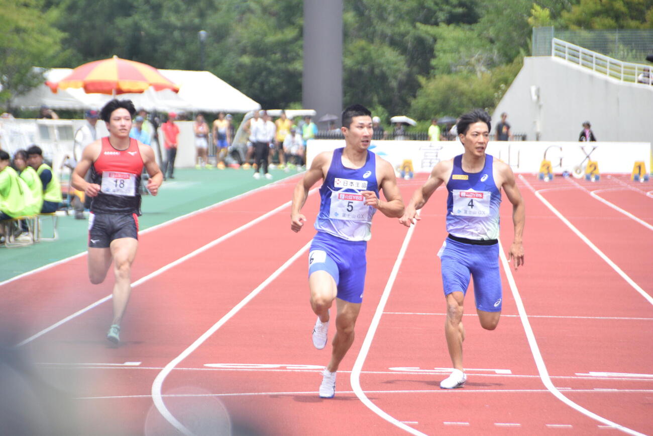男子100メートル予選で今季トップのタイムをマークした桐生祥秀（中央）
