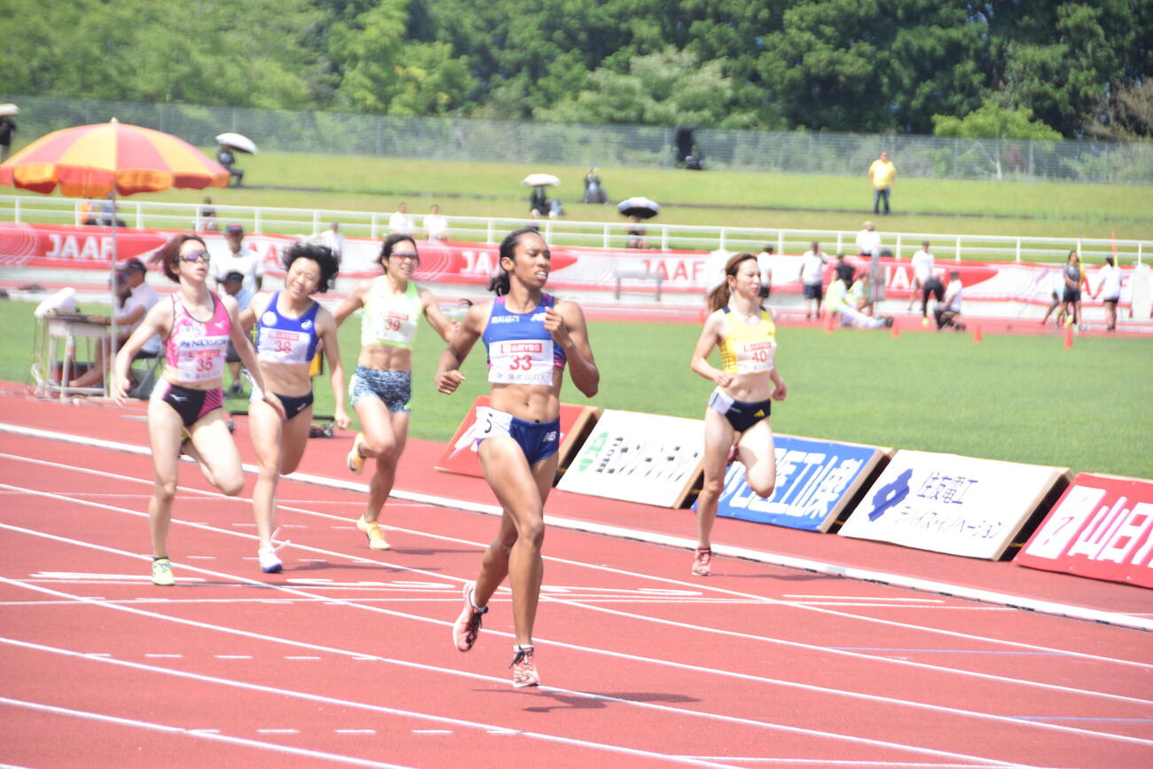 女子200メートル決勝で優勝した井戸アビゲイル風果（中央）
