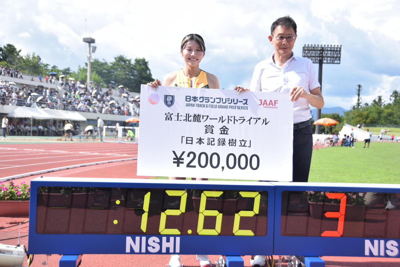女子100メートル障害決勝で日本新で優勝した中島ひとみ（左）