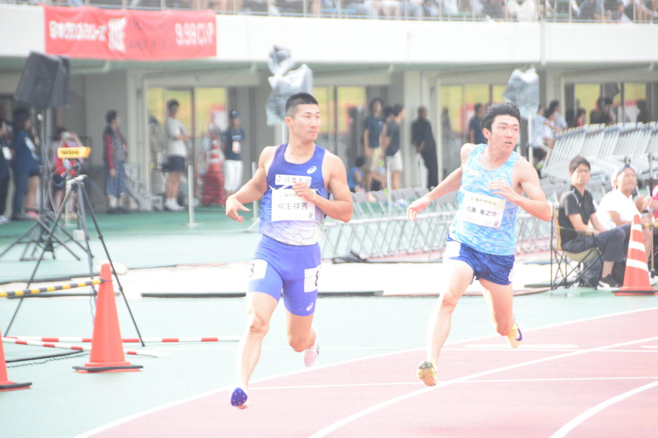 男子100メートル予選2組トップで決勝進出した桐生祥秀（左）