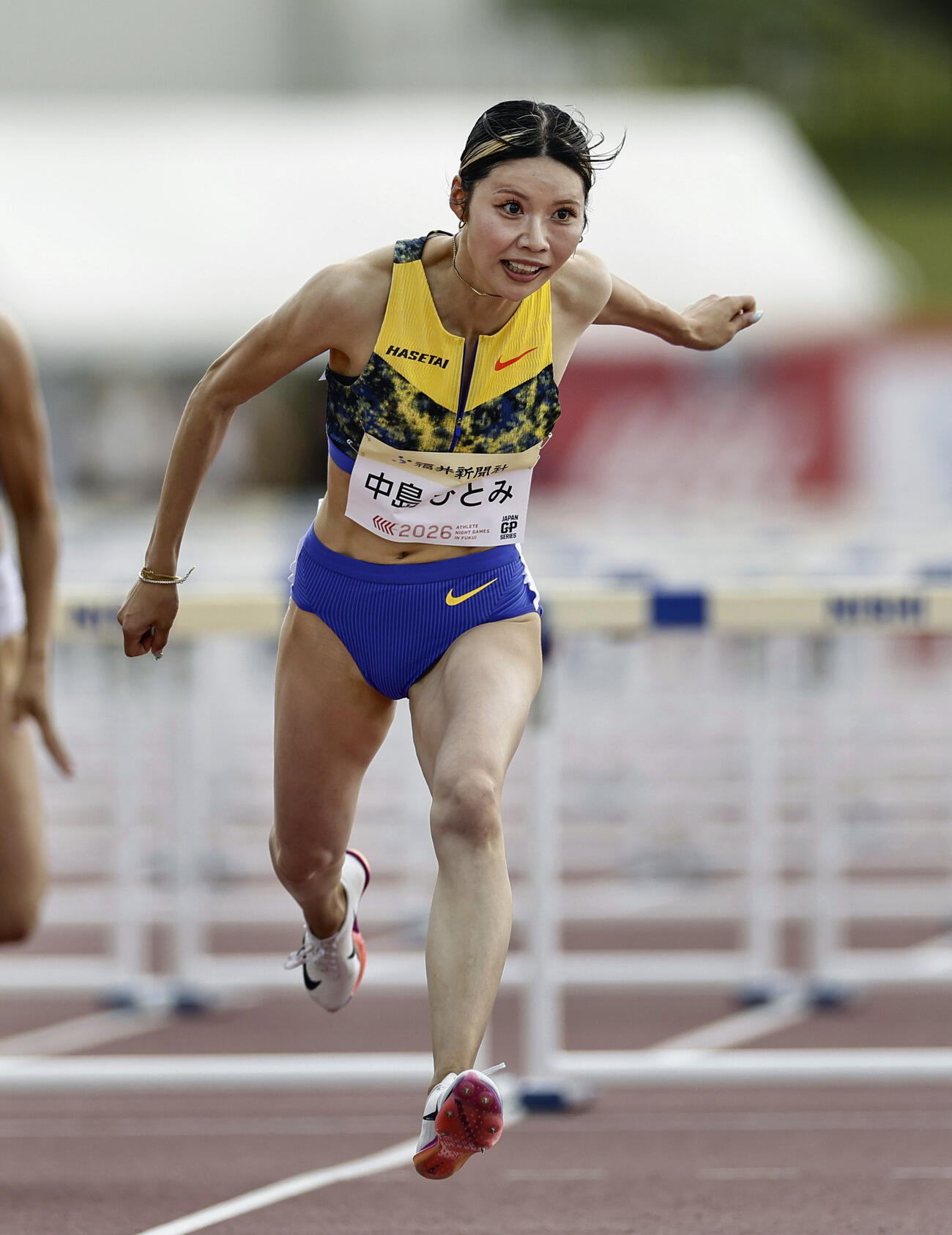 女子100メートル障害予選　ゴールする中島ひとみ（共同）