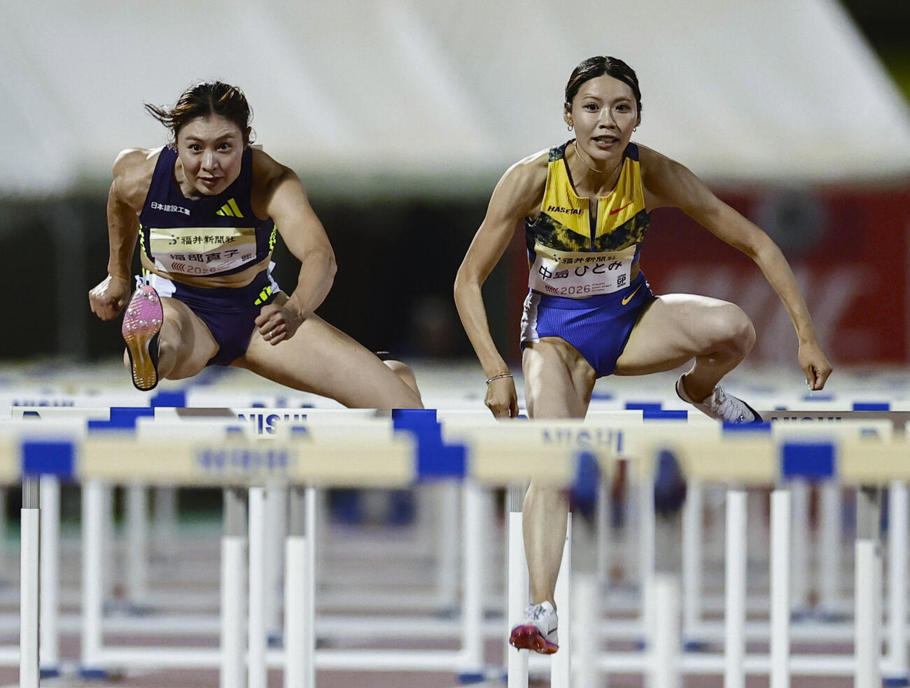 女子100メートル障害決勝　12秒60の日本新で優勝した中島ひとみ。左は2位の福部真子（共同）