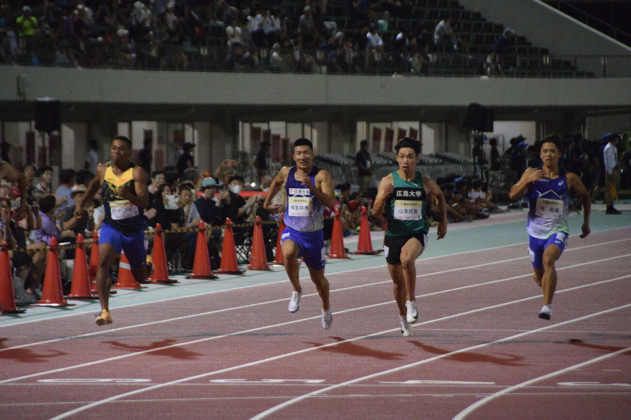 男子100メートル決勝で4着だった桐生祥秀（中央）