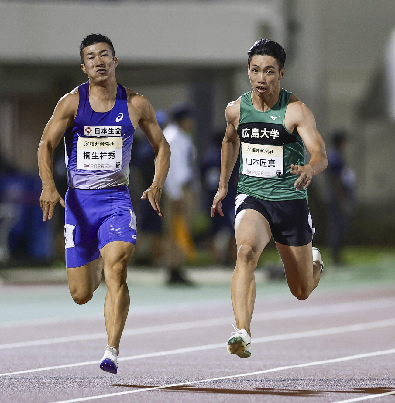 男子100メートル決勝　力走する山本匠真。左は桐生祥秀（共同）