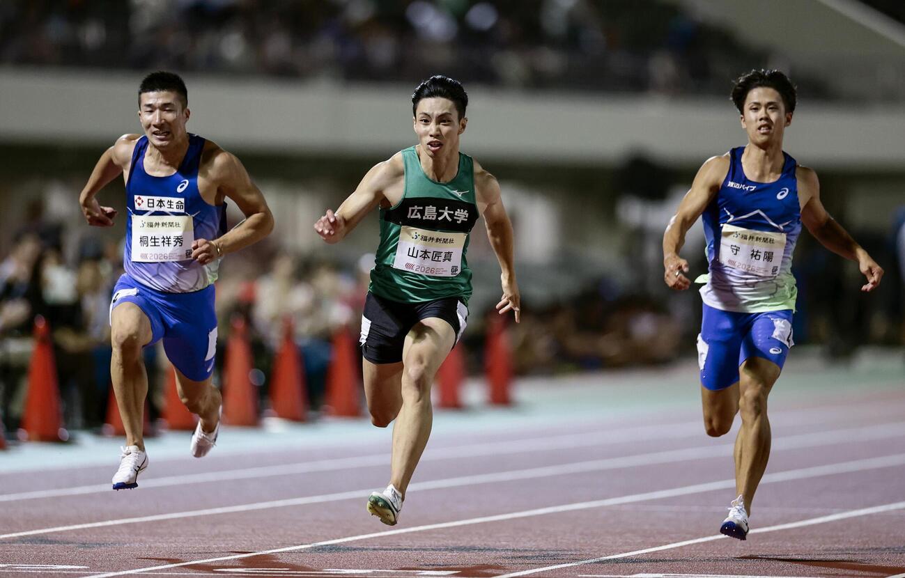男子100メートル決勝　ゴールする山本匠真（中央）。左は桐生祥秀（共同）