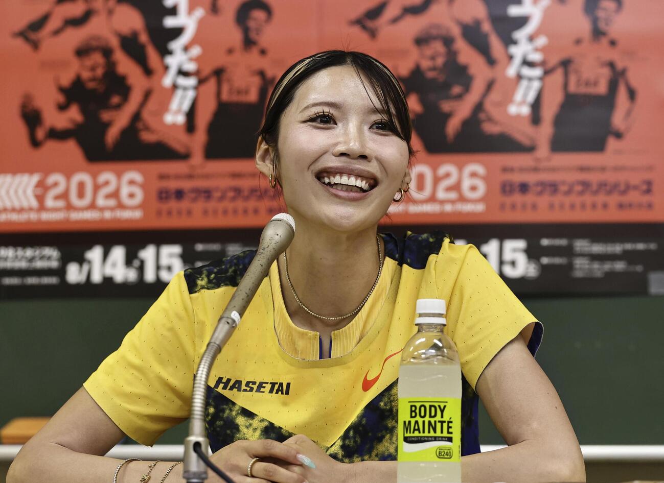 女子100メートル障害で日本新をマークし、記者会見で笑顔の中島ひとみ（共同）