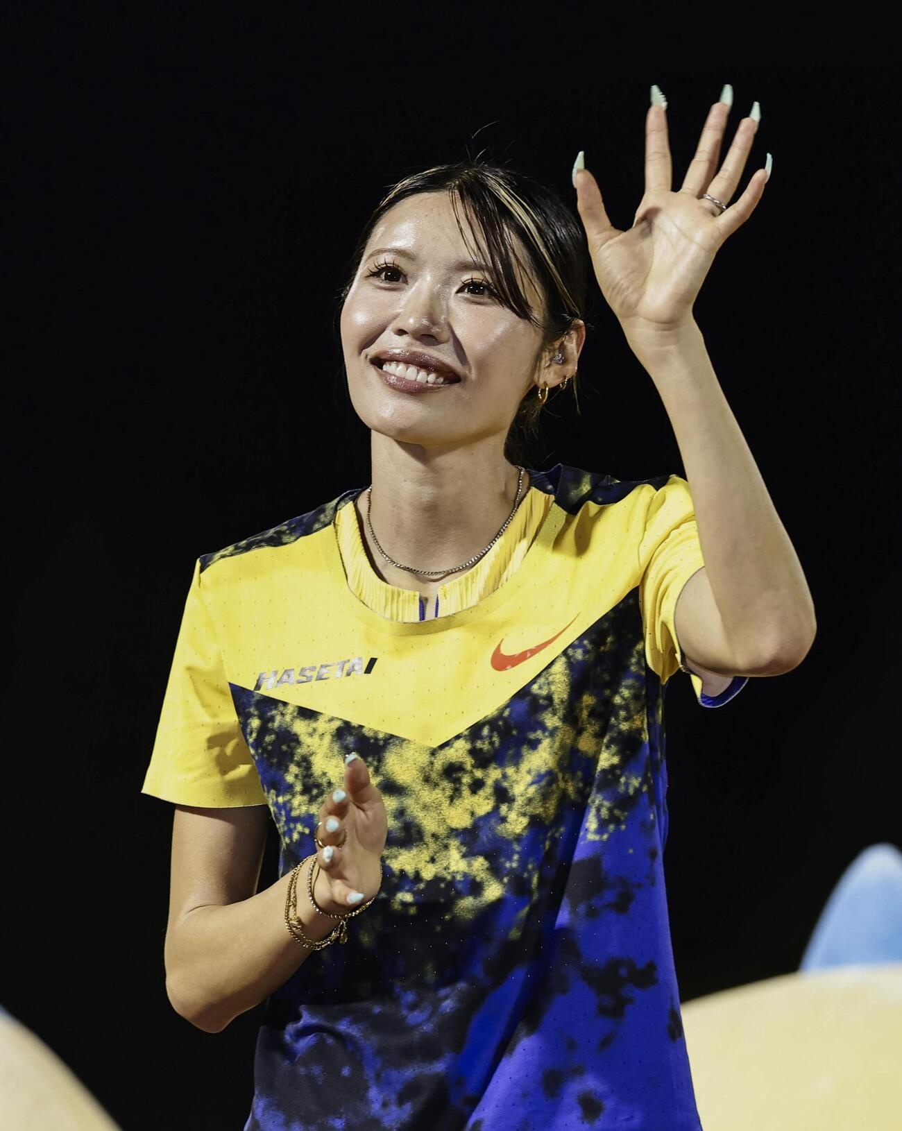 女子100メートル障害で12秒60の日本新をマークし、声援に応える中島ひとみ（共同）