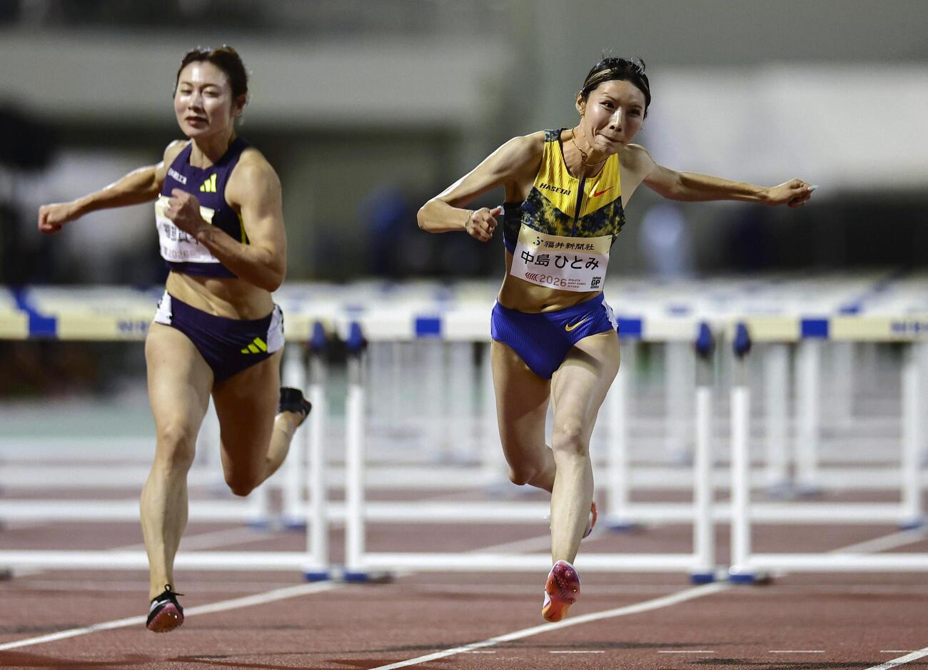女子100メートル障害決勝　12秒60の日本新で優勝した中島ひとみ。左は2位の福部真子（共同）