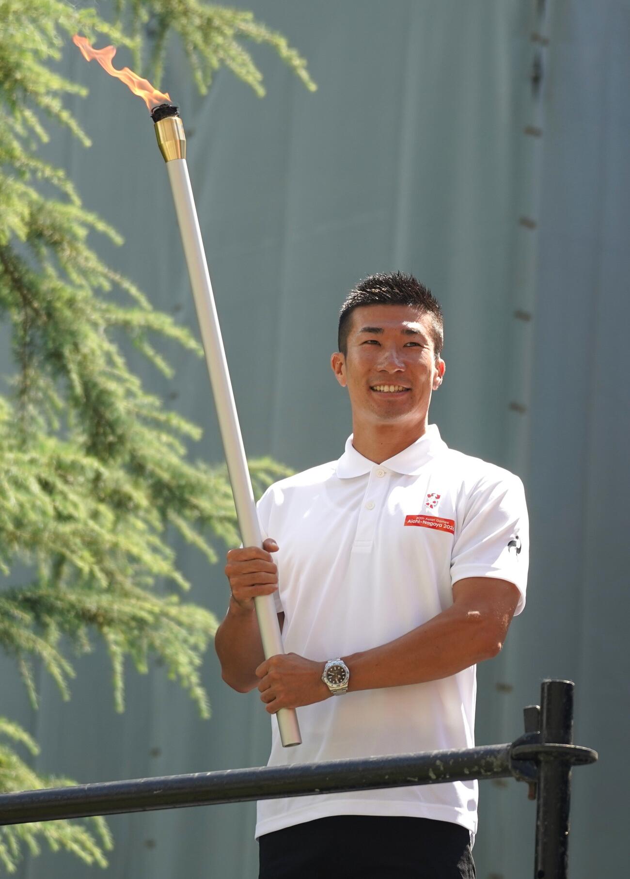 東京・MUFGスタジアムで行われた愛知・名古屋アジア大会の聖火リレーの採火式でトーチを手にする桐生祥秀（撮影・栗林真菜）＝2026年8月18日