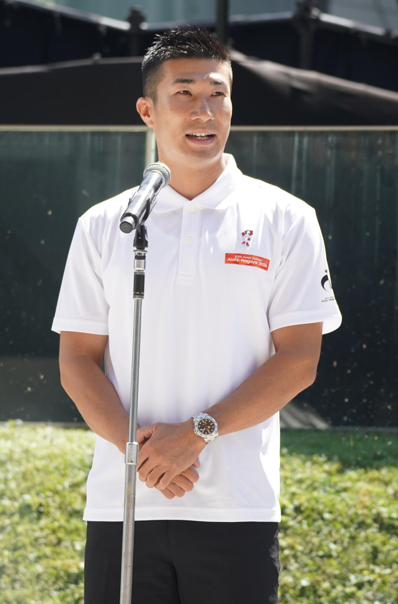 東京・MUFGスタジアムで行われた愛知・名古屋アジア大会の聖火リレーの採火式であいさつをする桐生祥秀（撮影・栗林真菜）＝2026年8月18日