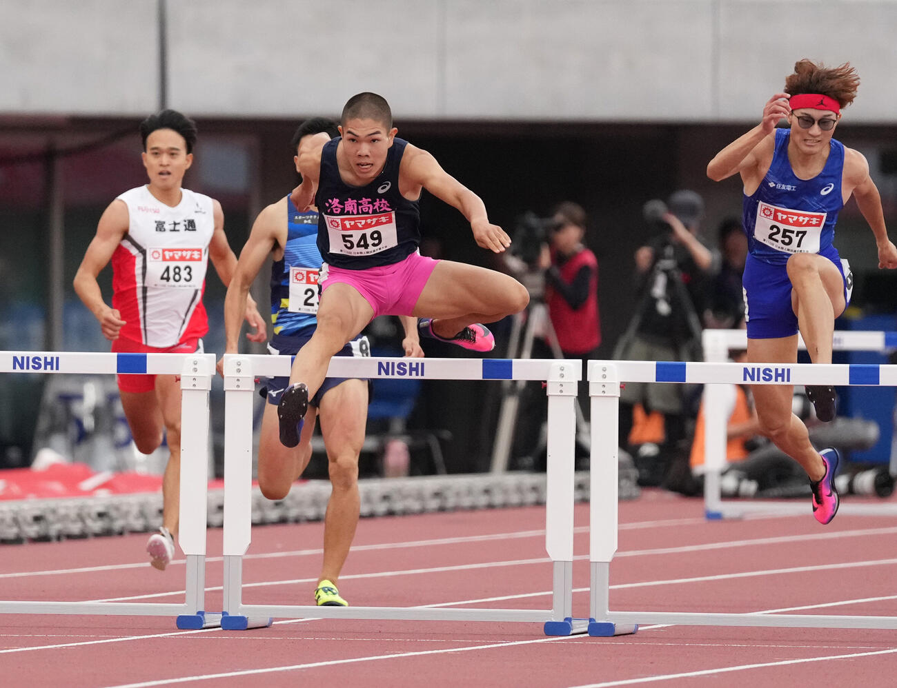 26年6月14日　第110回日本陸上競技選手権大会　男子400メートル障害決勝、後藤大樹（右から2人目）は最終ハードルを越える（撮影・森本幸一）