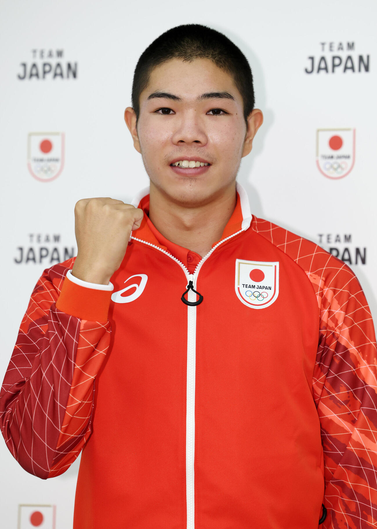 「アジア大会TEAM JAPAN MEDIA SUMMIT」に登壇し笑顔でガッツポーズする後藤大樹（撮影・宮地輝）