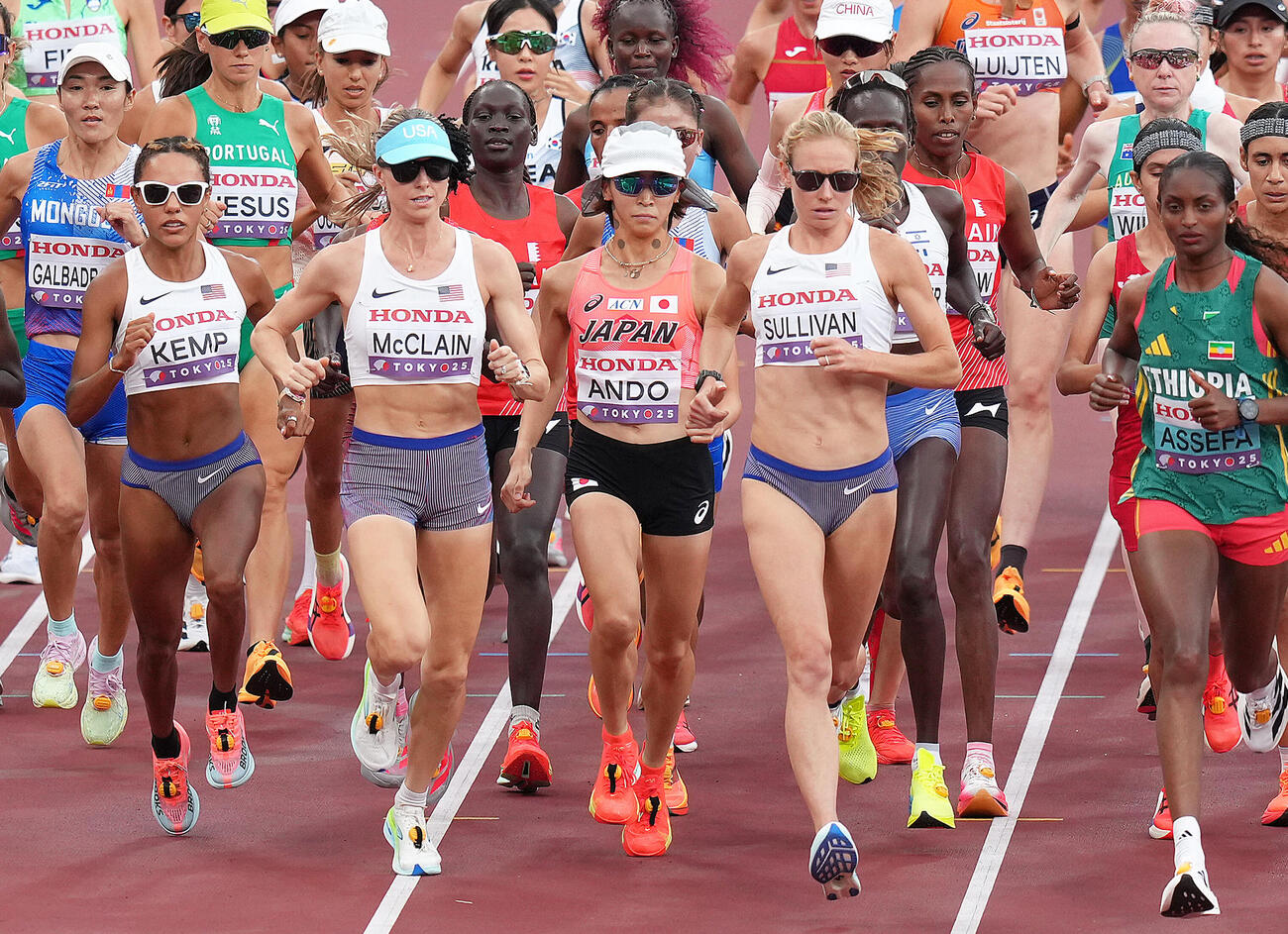 陸上世界選手権の東京大会で行われた女子マラソン　国立競技場を一斉にスタートした安藤友香（中央）ら（2025年9月）