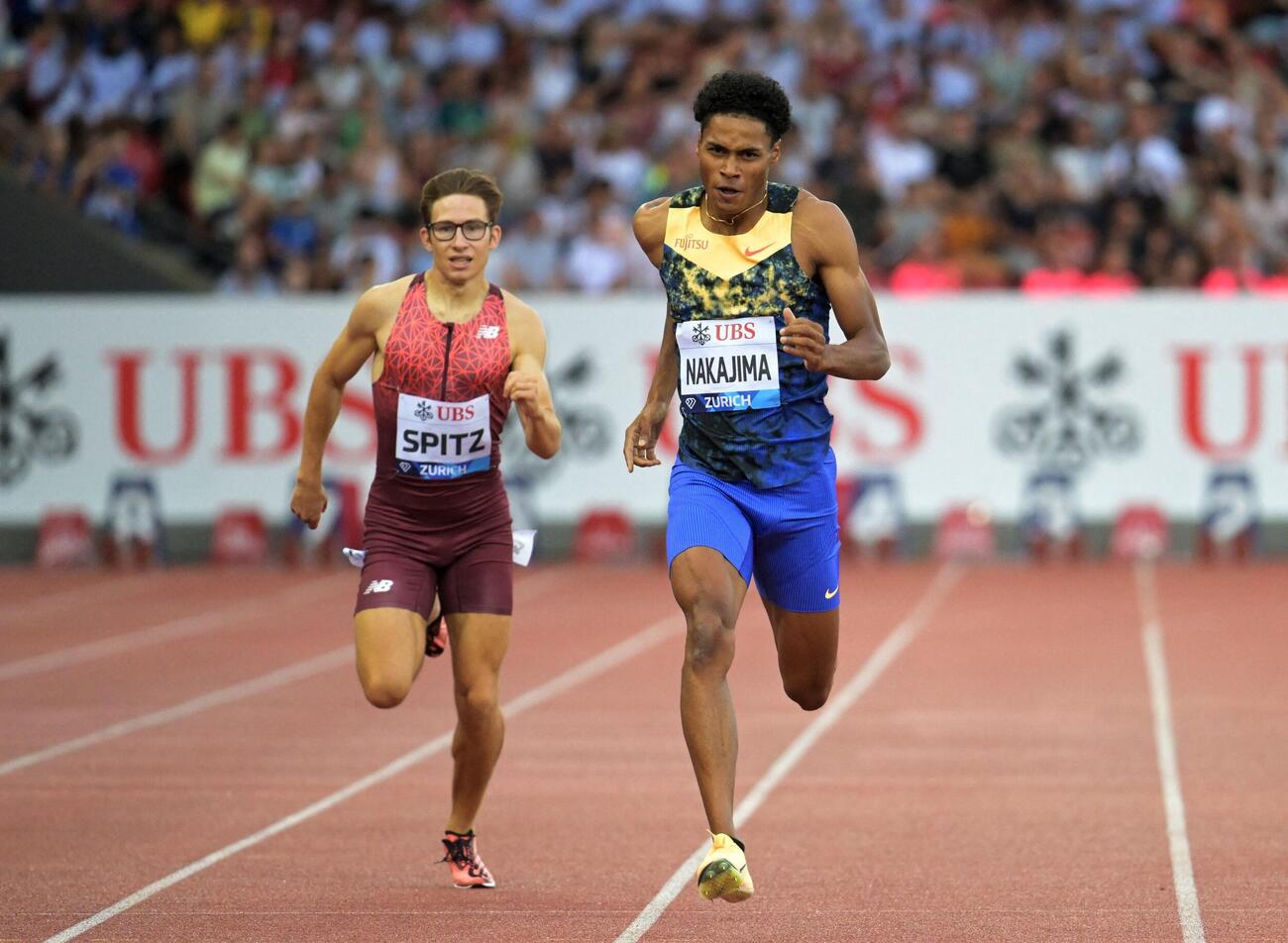 ダイヤモンドリーグ・チューリヒ大会、男子400メートル決勝で優勝した中島佑気ジョセフ（右）（ロイター）