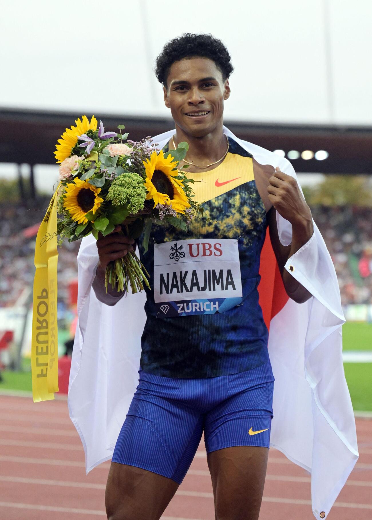 ダイヤモンドリーグ・チューリヒ大会、男子400メートル決勝で優勝し、ポーズを取る中島佑気ジョセフ（ロイター）