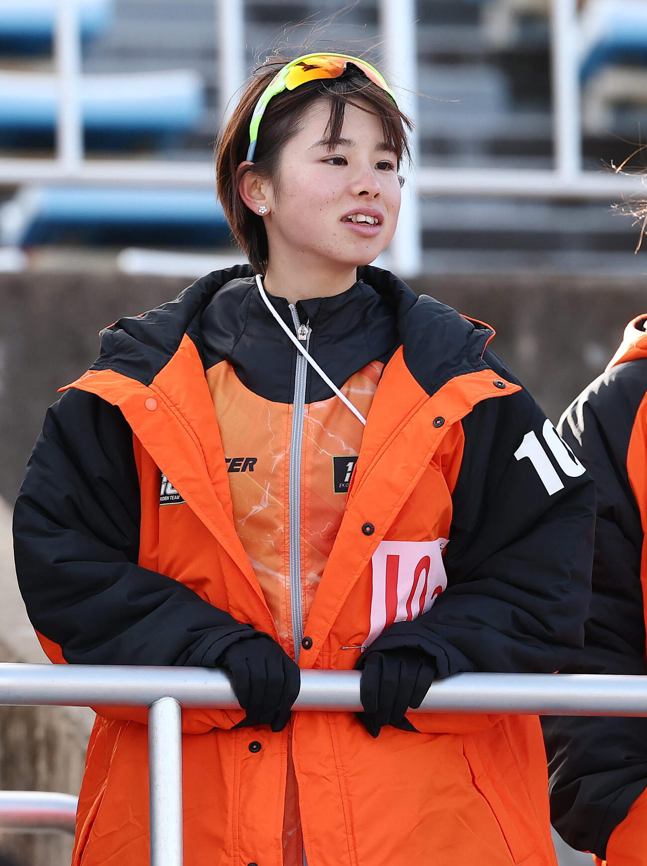 全国女子駅伝　スタンドでレースを見守る群馬1区の不破（2026年1月）