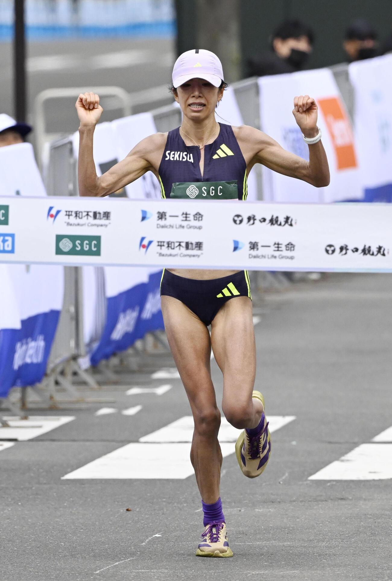 女子を2時間24分14秒の大会新記録で優勝した新谷仁美（共同）
