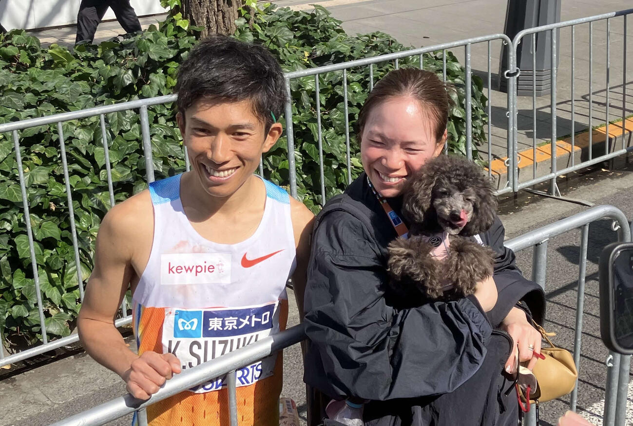鈴木健吾（左）と妻一山麻緒さん（2026年3月撮影）