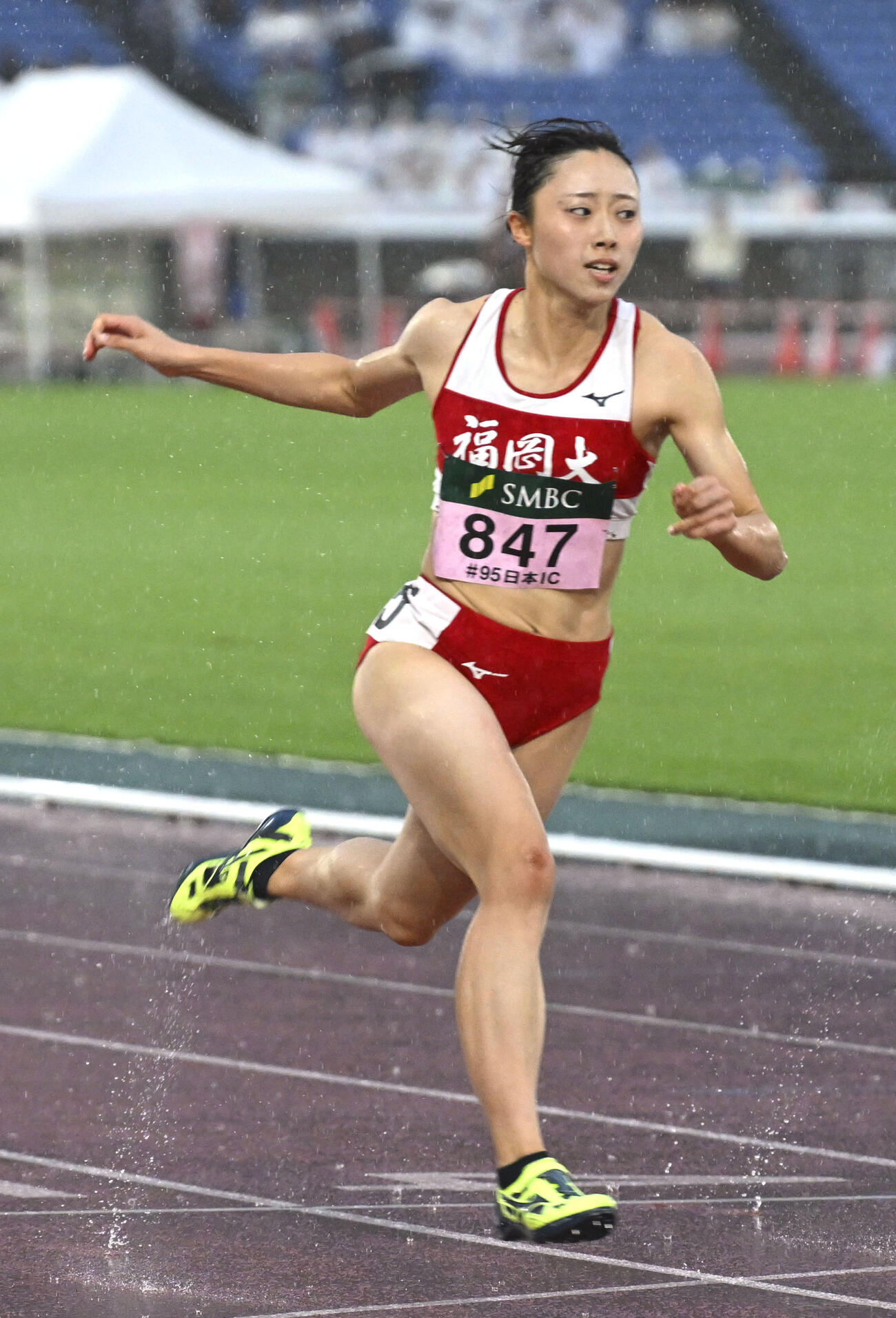 女子100メートル決勝　ゴールする柴藤凜＝日産スタジアム（共同）