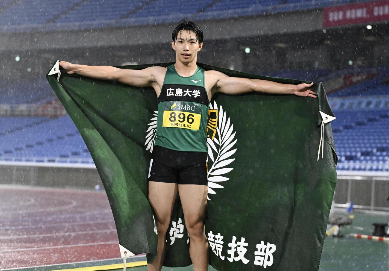 男子100メートルで優勝した山本匠真＝日産スタジアム（共同）