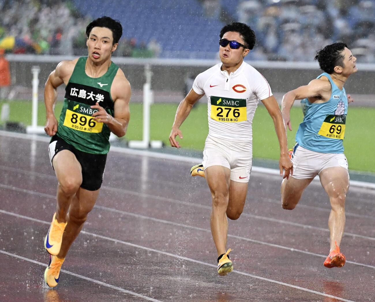 男子100メートル決勝　ゴールする山本匠真（左）＝日産スタジアム（共同）