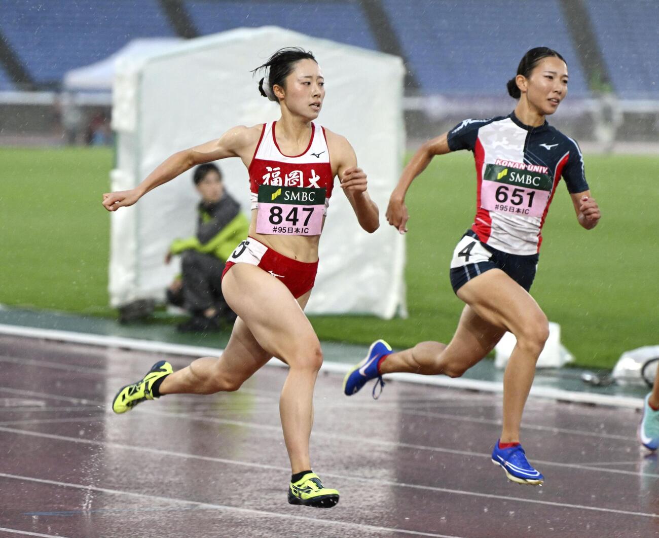 女子100メートル決勝　ゴールする柴藤凜（左）＝日産スタジアム（共同）