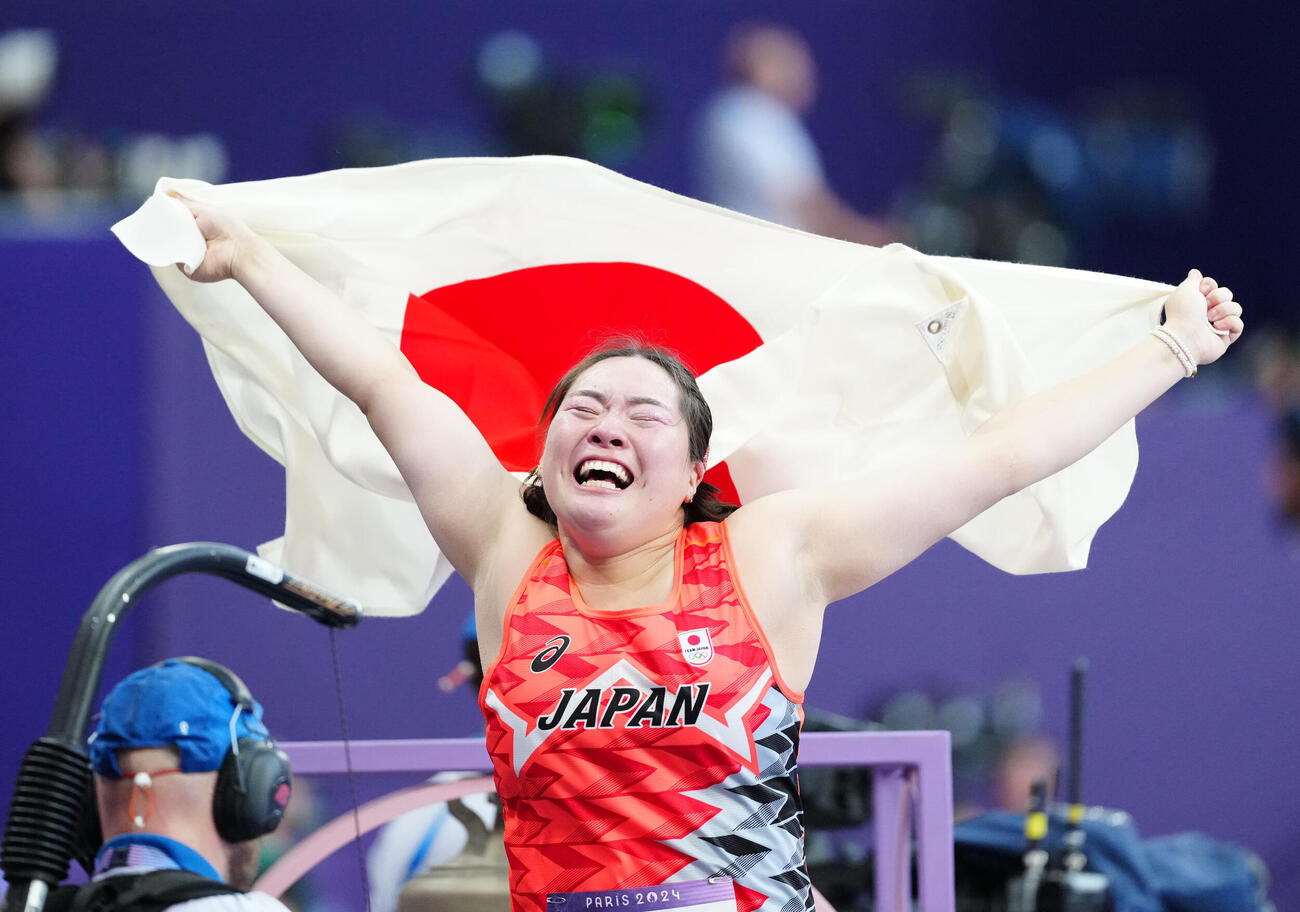 24年、パリ五輪女子やり投げで優勝し歓喜する北口榛花