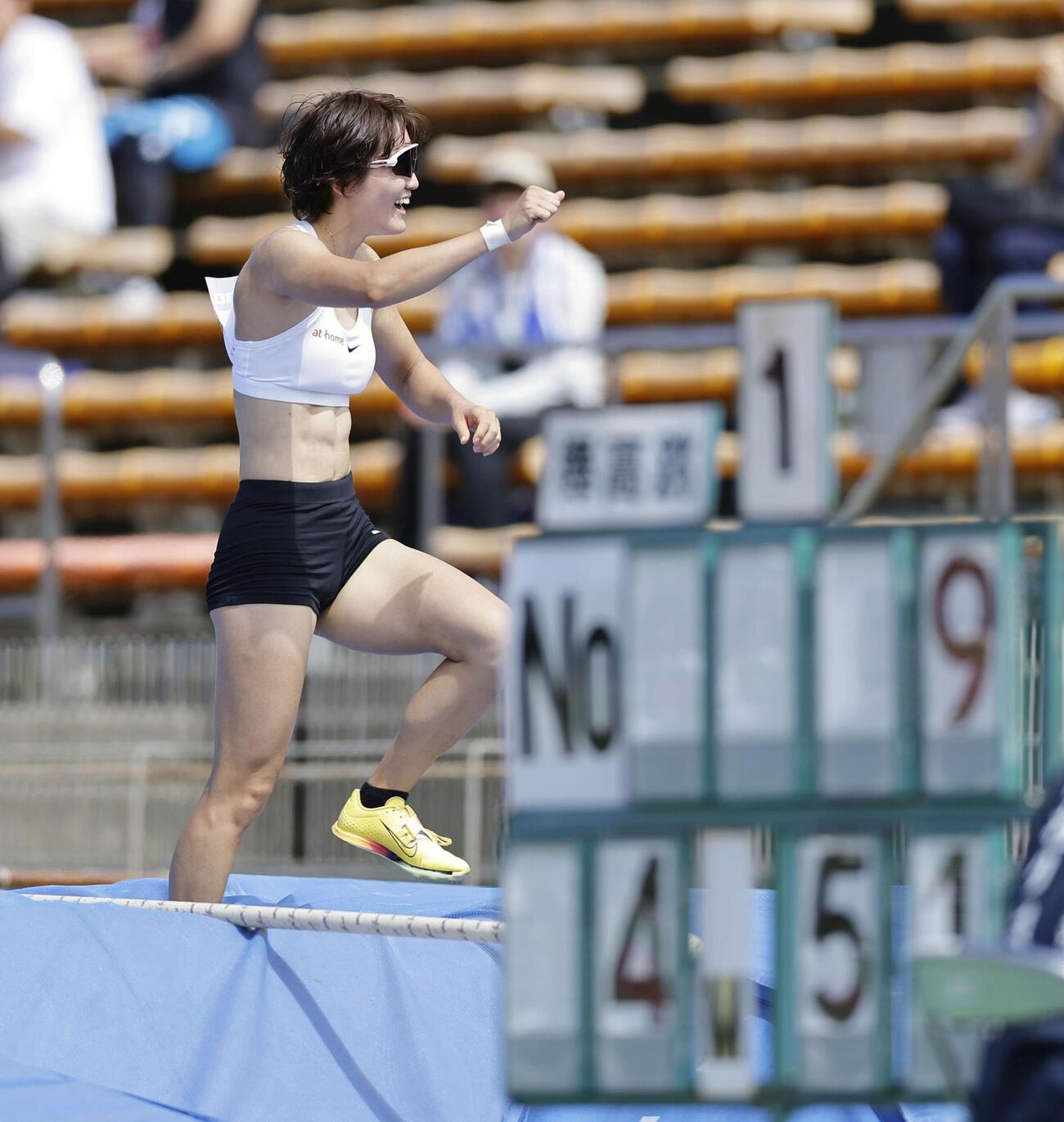 女子棒高跳びで4メートル51の日本新をマークし、喜ぶ諸田実咲＝たけびしスタジアム京都(共同)
