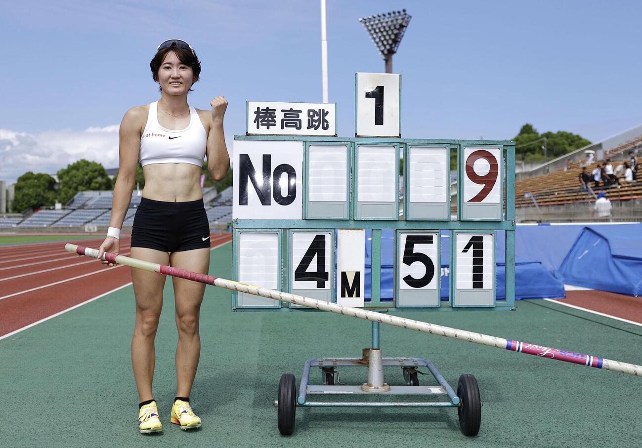 女子棒高跳びで4メートル51の日本新をマークした諸田実咲＝たけびしスタジアム京都(共同)