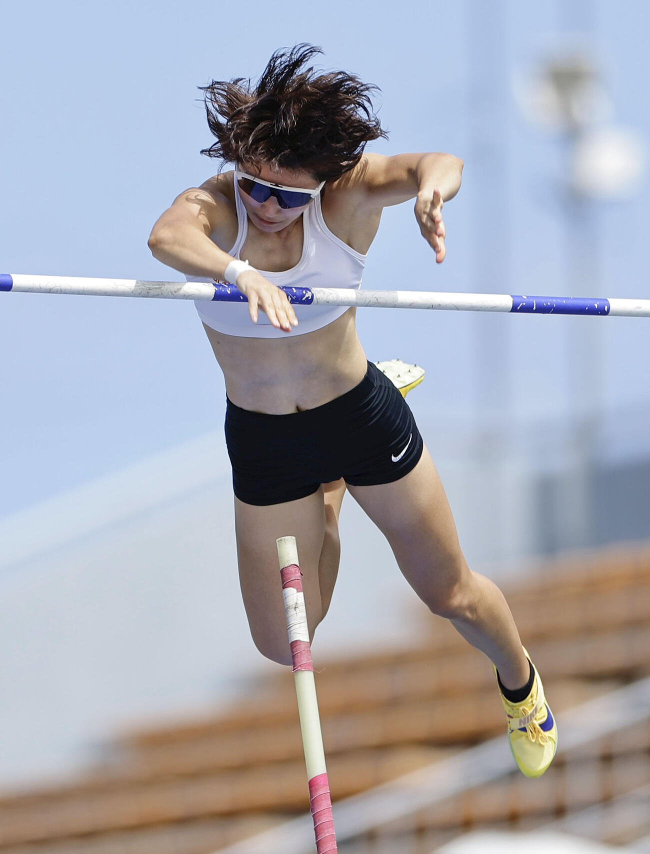 女子棒高跳び　日本新の4メートル51をクリアする諸田実咲＝たけびしスタジアム京都(共同)