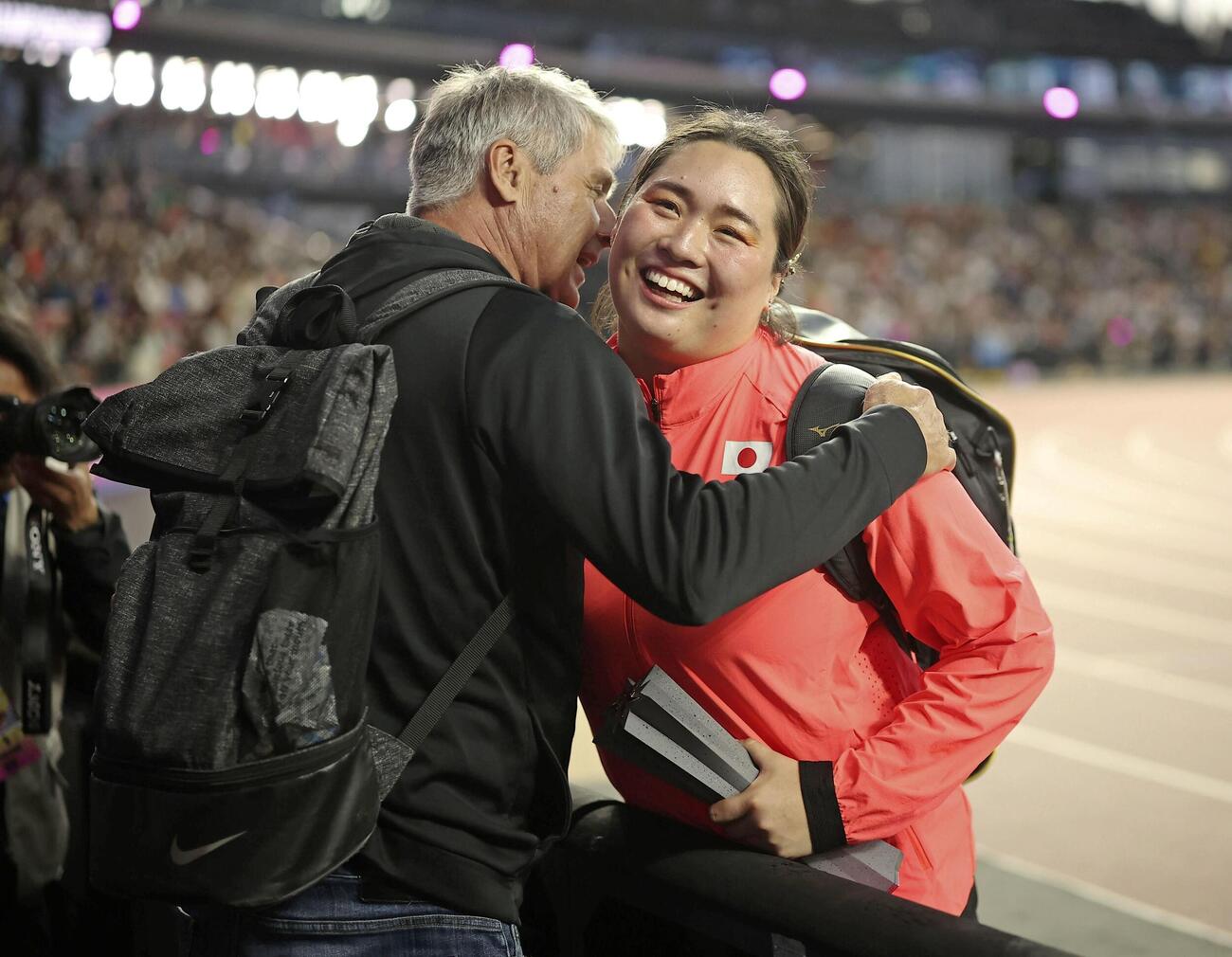 女子やり投げで優勝し、コーチで男子世界記録保持者のヤン・ゼレズニー氏（左）と喜ぶ北口榛花（AP）