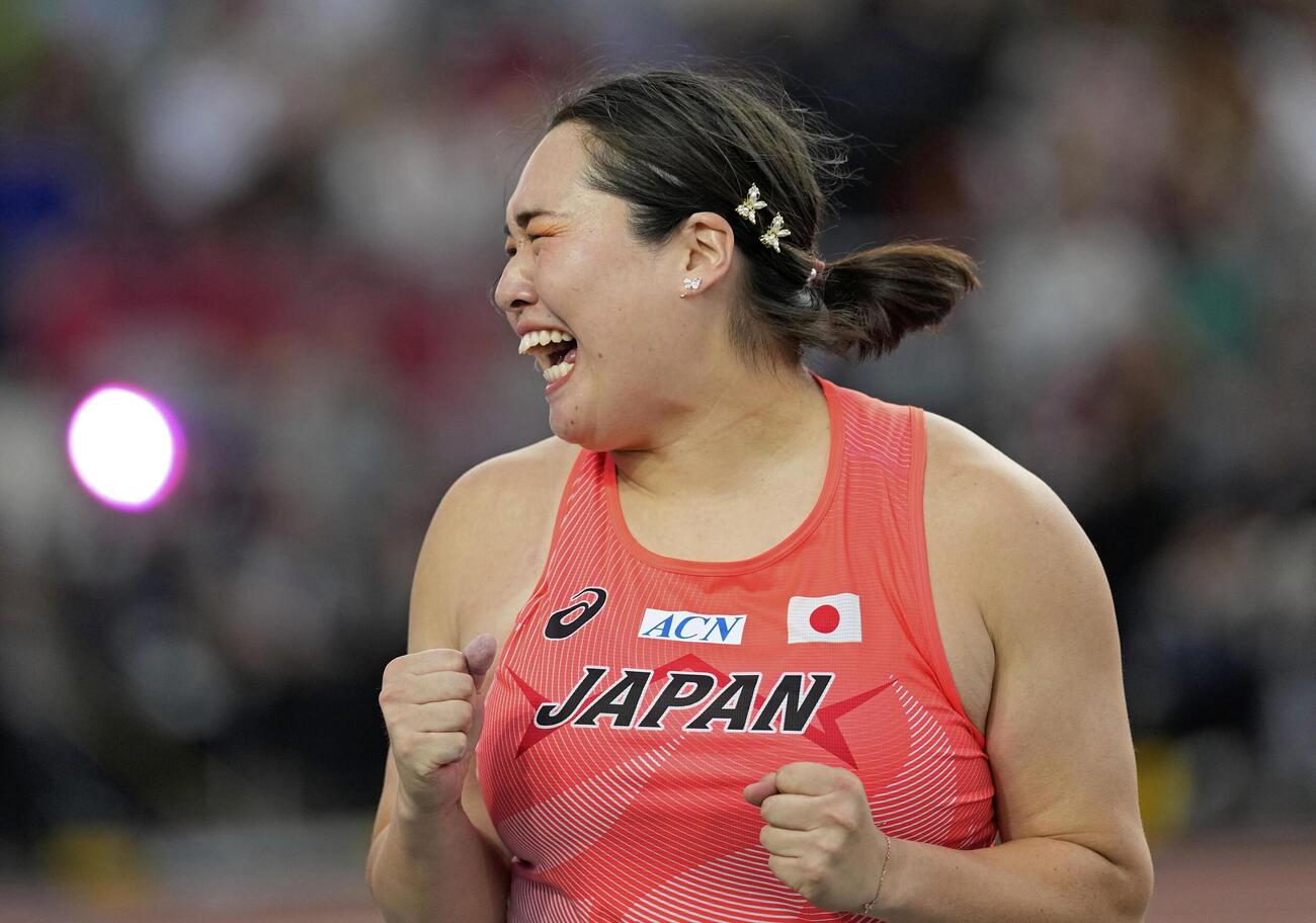 女子やり投げで、会心の投てきにガッツポーズする北口榛花（AP＝共同）
