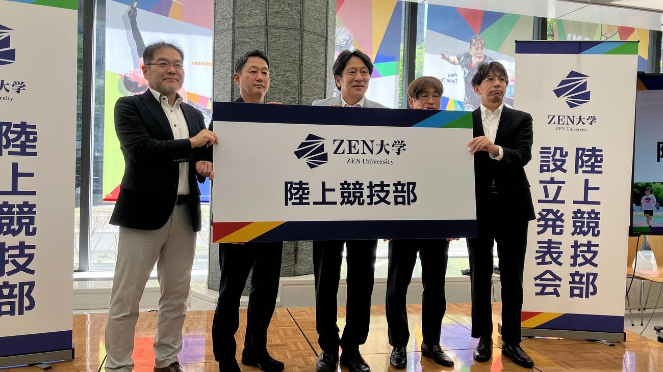 会見に出席した、左からZEN大の渡辺聡副学長、日本財団の笹川順平理事長、青学大の原晋監督、ドワンゴの川上量生顧問、ZEN大陸上部の甲野純正部長