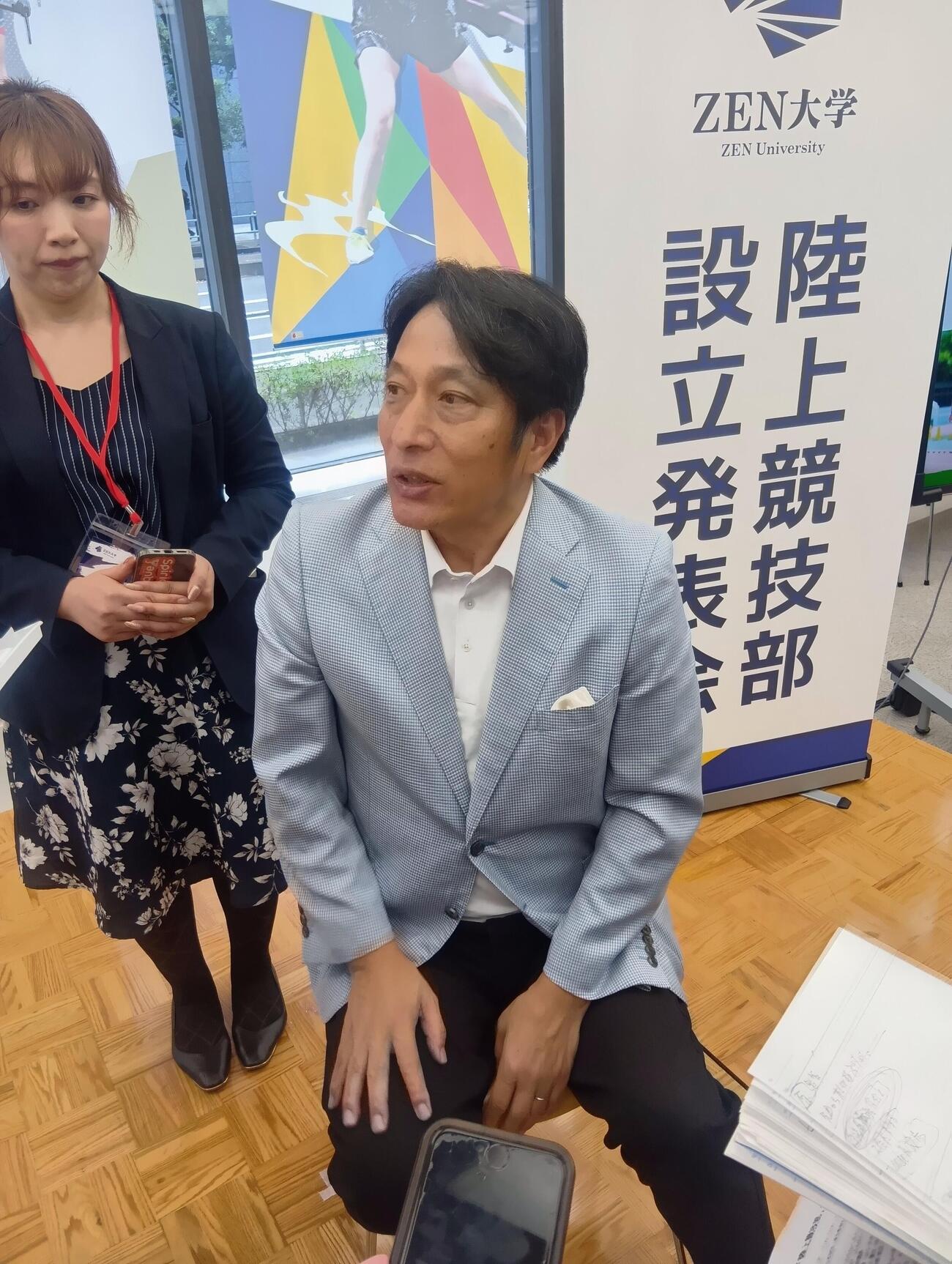 会見後は椅子に座って取材に応じた青学大・原晋監督