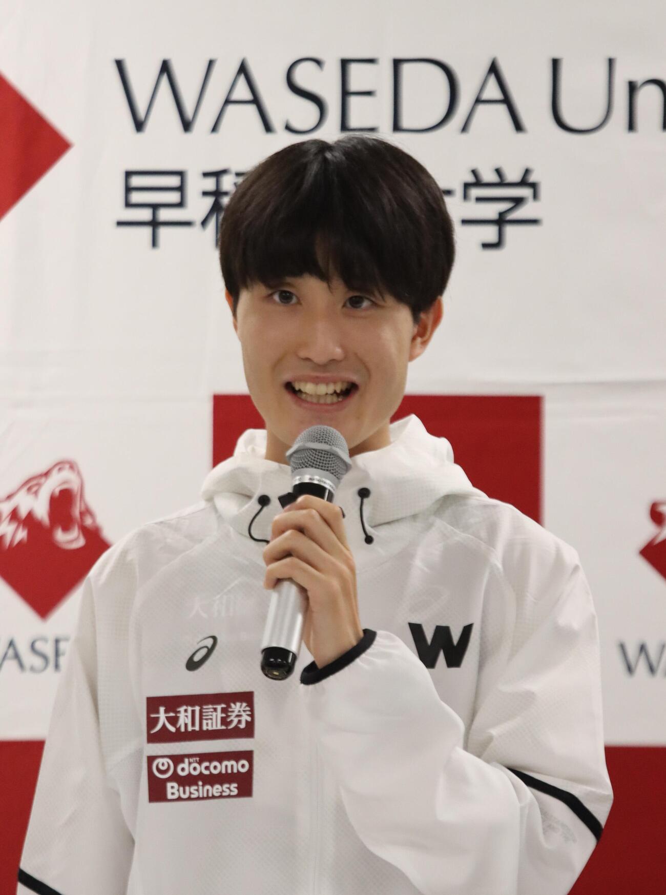 会見に臨む早大の小平敦之