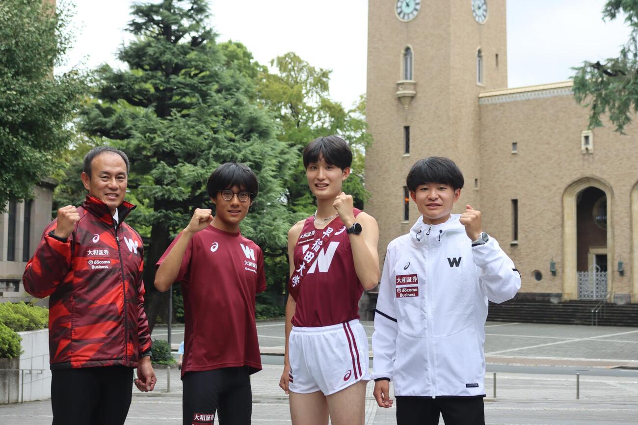 スポンサーのロゴ入りウエアを披露する早大競走部駅伝部門の、左から花田勝彦監督、工藤慎作、小平敦之主将、高尾啓太朗主務
