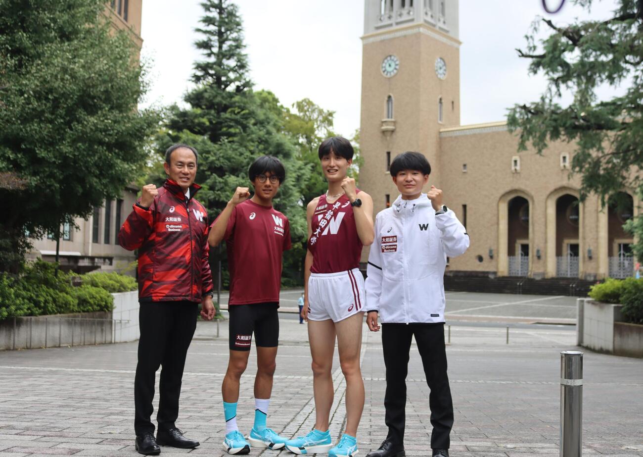 スポンサーのロゴ入りウエアを披露する早大競走部駅伝部門の、左から花田勝彦監督、工藤慎作、小平敦之主将、高尾啓太朗主務