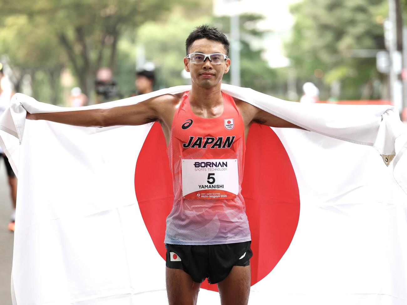 ハーフマラソン競歩　銀メダルとなり日の丸を掲げる山西利和（撮影・宮地輝）