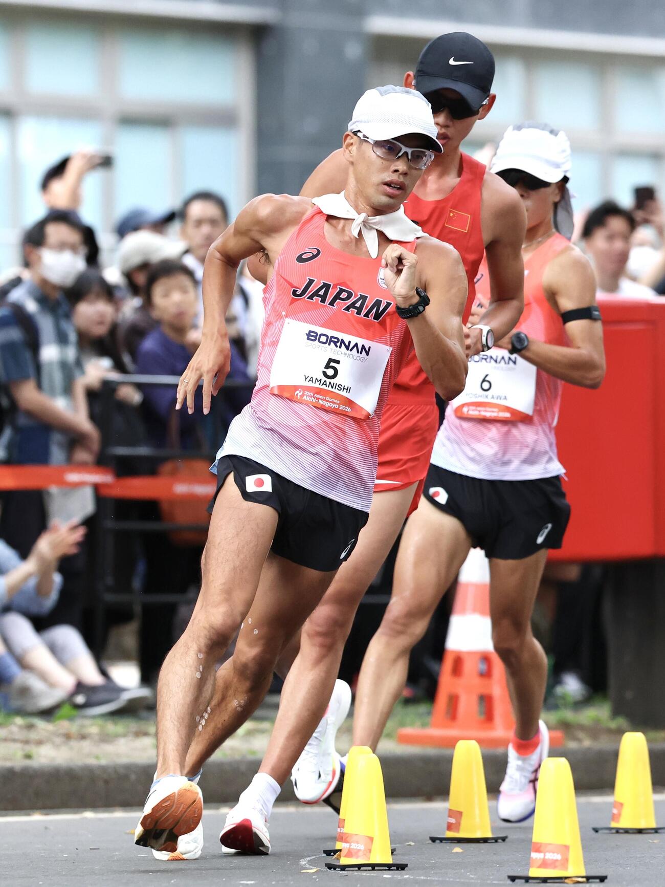 ハーフマラソン競歩　力強い歩きで周回する山西利和（撮影・宮地輝）