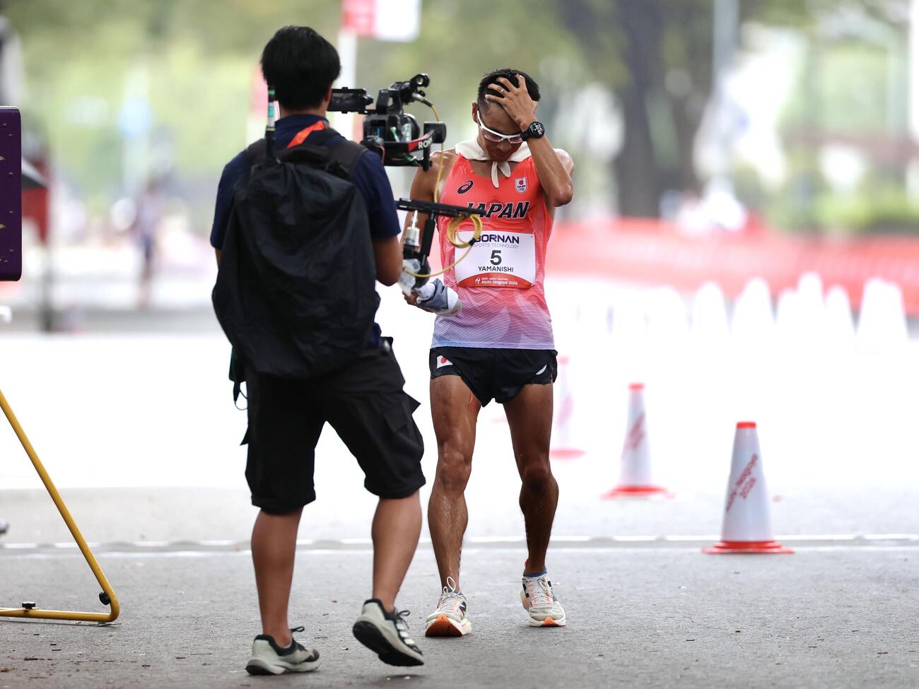 ハーフマラソン競歩　銀メダルとなり悔しがる山西利和（撮影・宮地輝）