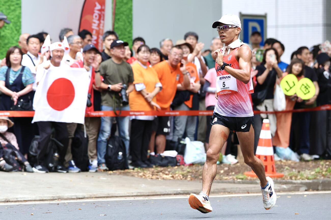 ハーフマラソン競歩　力強い歩きで周回する山西利和（撮影・宮地輝）