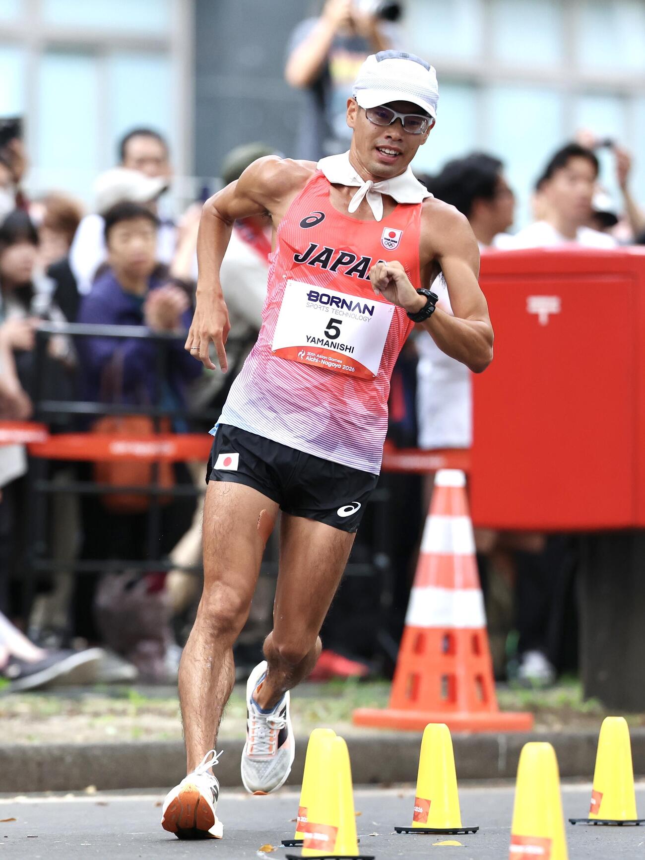 ハーフマラソン競歩　力強い歩きで周回する山西利和（撮影・宮地輝）