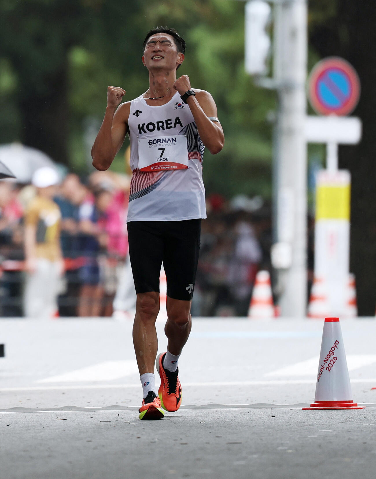 アジア大会の男子ハーフマラソン競歩で銅メダルを獲得し、ガッツポーズする韓国の崔炳光（ロイター）