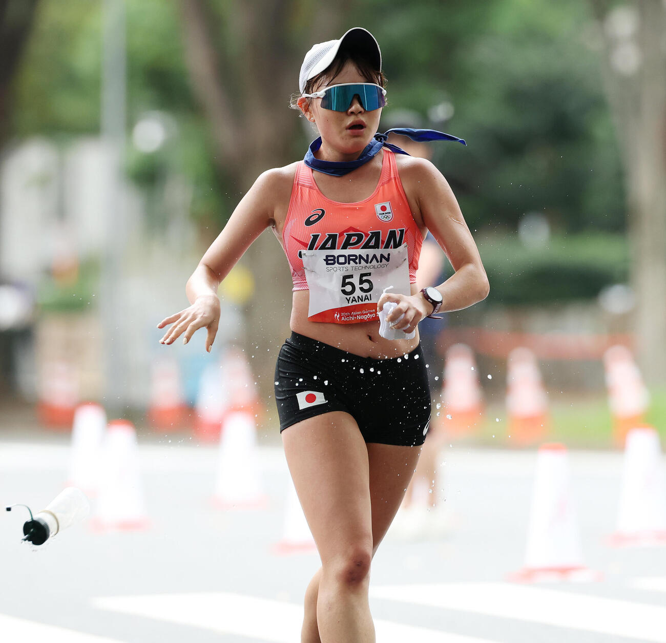 ハーフマラソン競歩　水分補給した柳井綾音（撮影・宮地輝）