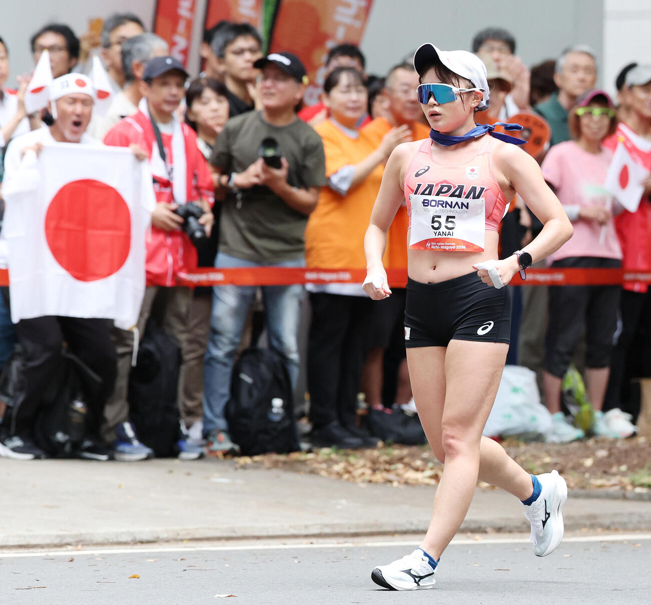 ハーフマラソン競歩　力強い歩きで周回する柳井綾音（撮影・宮地輝）