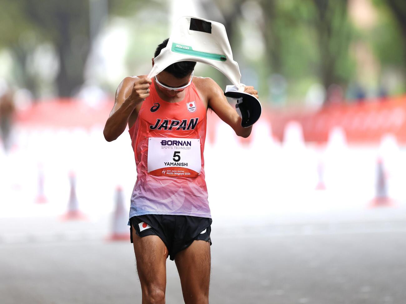 ハーフマラソン競歩　銀メダルとなり悔しさをあらわにする山西利和（撮影・宮地輝）