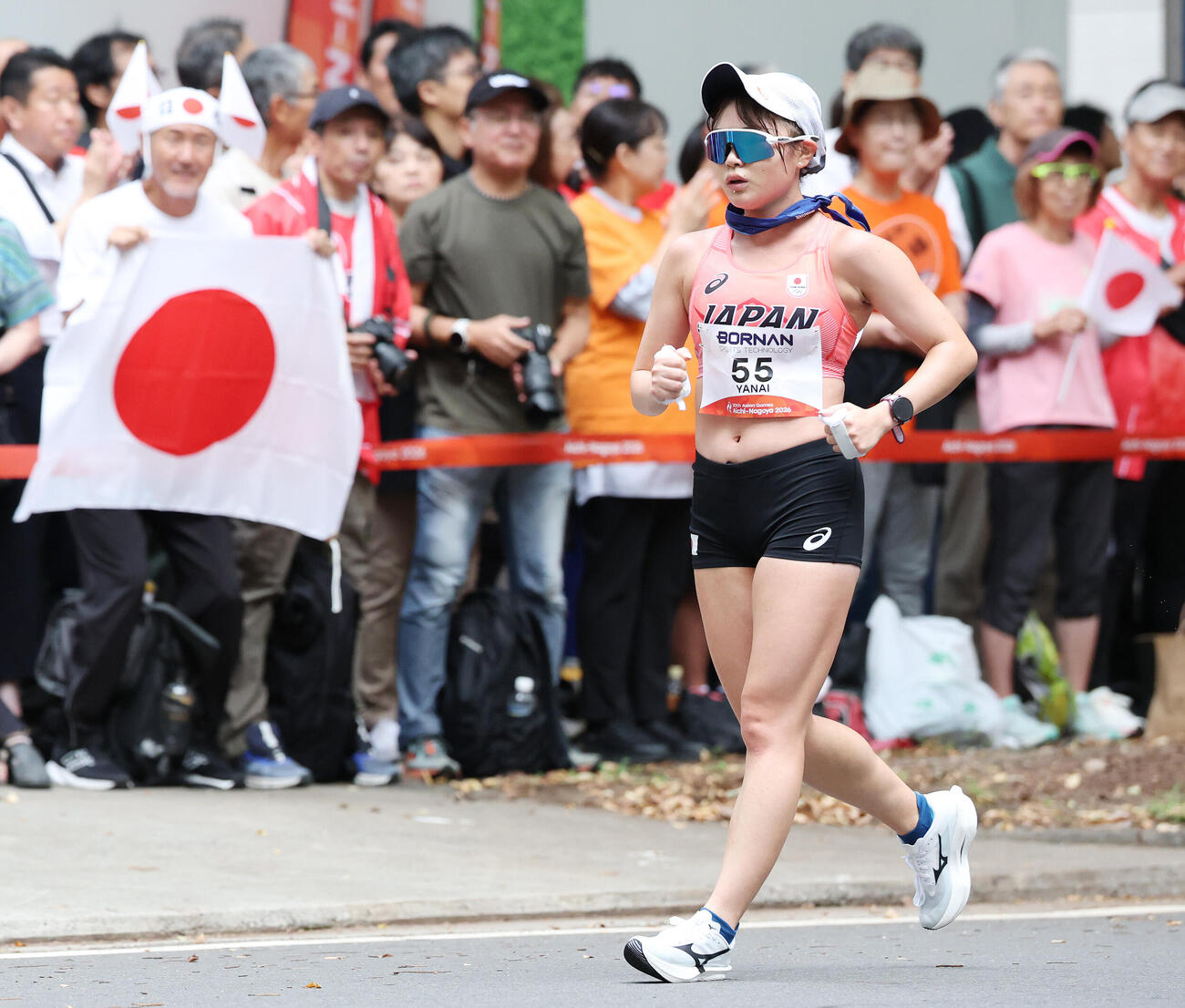 ハーフマラソン競歩　力強い歩きで周回する柳井綾音（撮影・宮地輝）